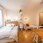 Beautiful Central Apartment Steps From Lake And Water Jet