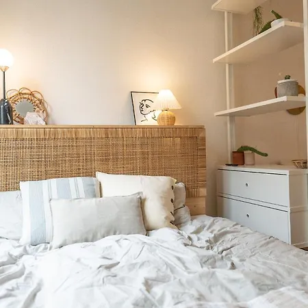 Beautiful Central Steps From Lake And Water Jet Appartement